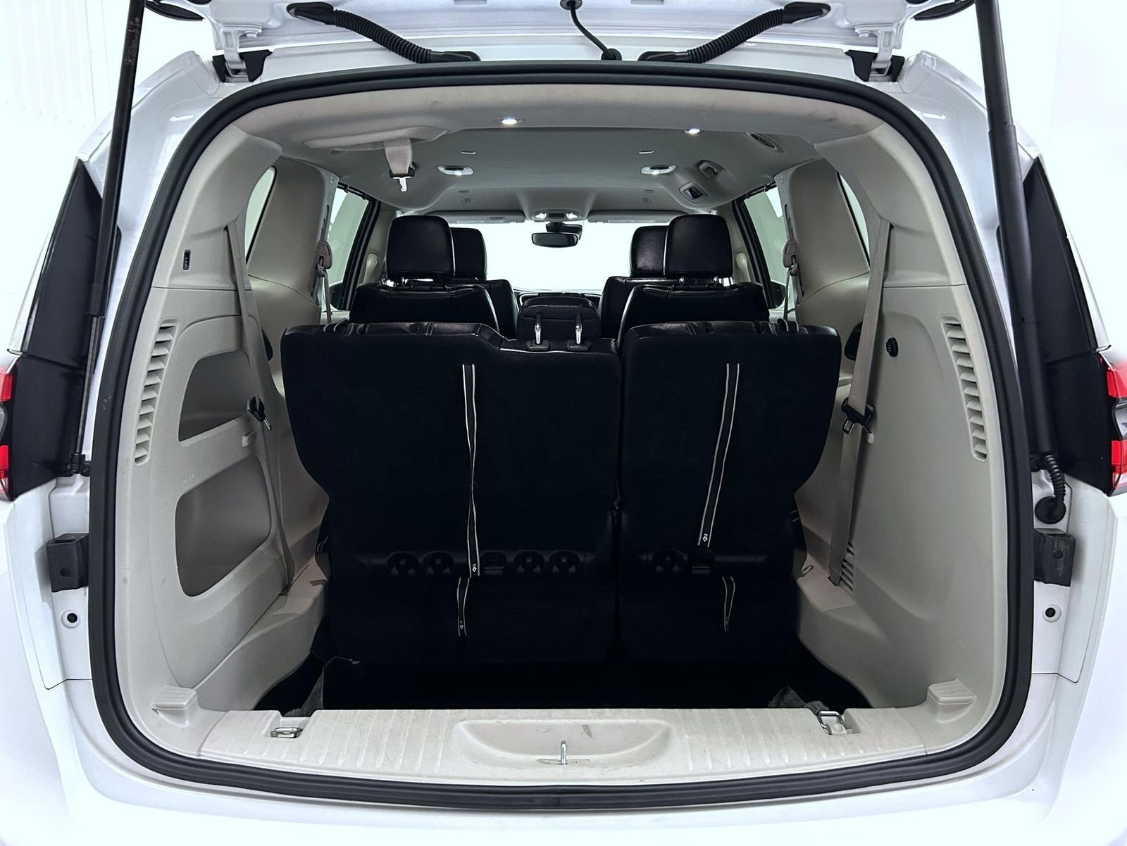 Used 2022 White Chrysler Touring L image 20