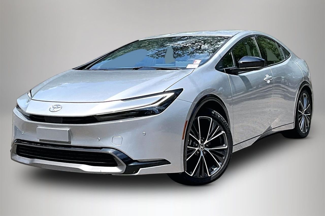 Used 2025  Toyota XLE image 1