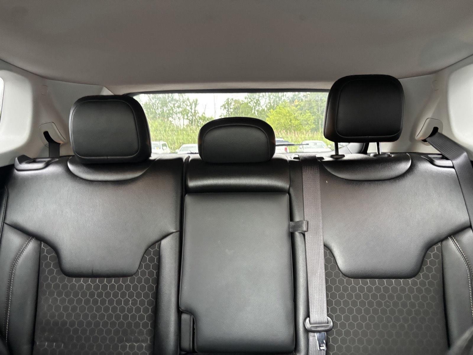 Used 2021 Diamond Black Crystal Pearlcoat Jeep Latitude image 18