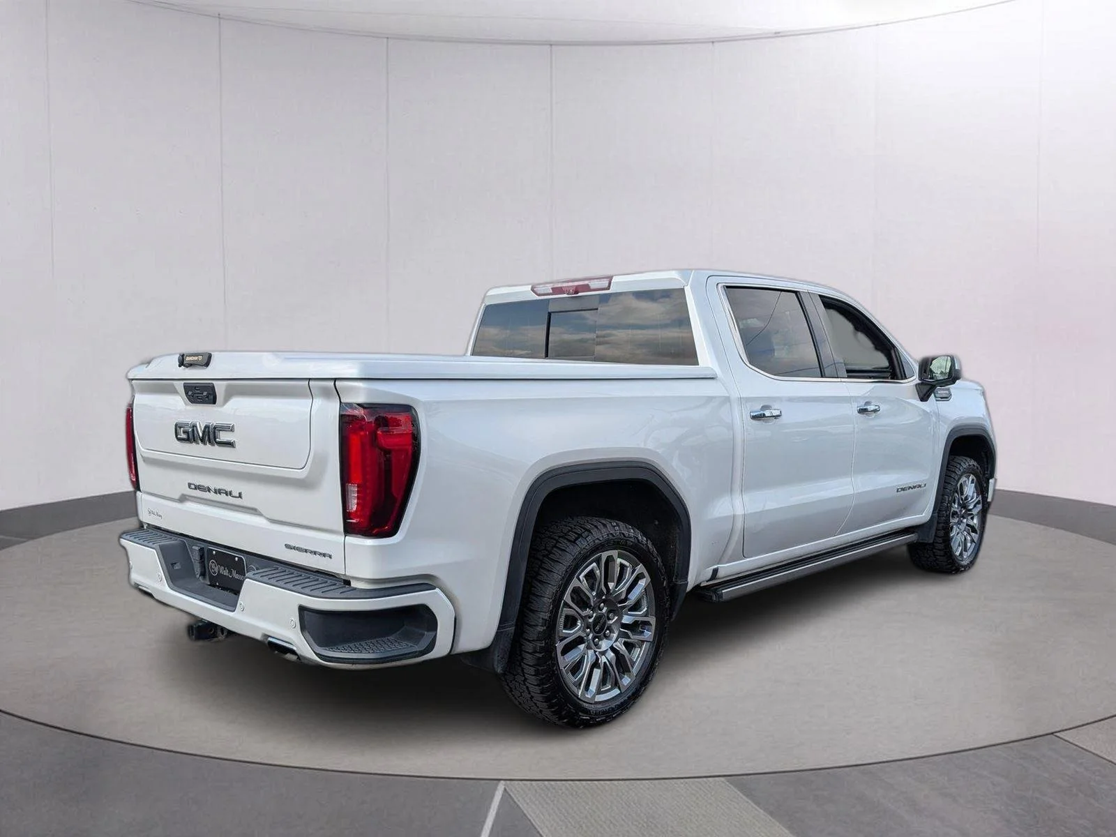 Used 2023 White Frost Tricoat GMC Denali Ultimate image 5