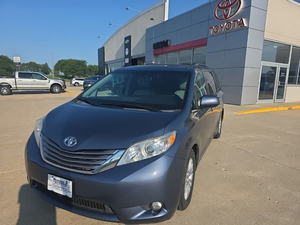 Used 2015 Blue Toyota XLE image 4