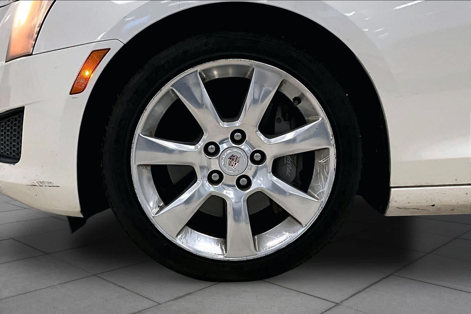 Used 2013 White Diamond Tricoat Cadillac  image 10