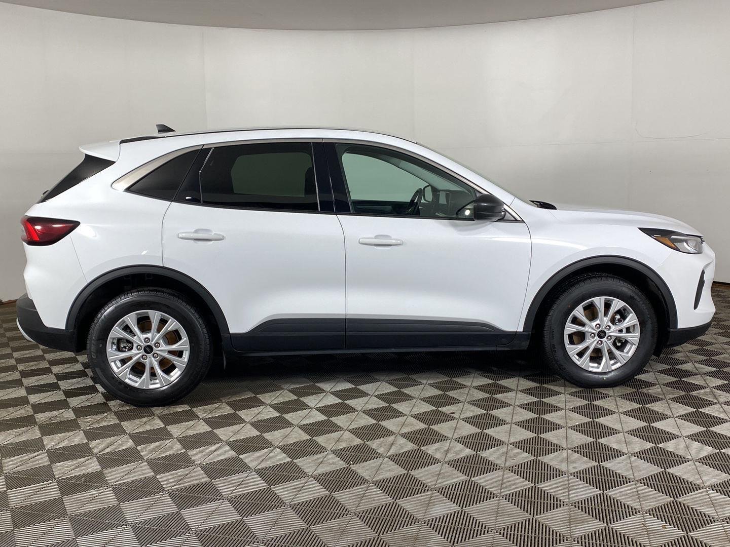 Used 2023 Oxford White Ford Active image 24