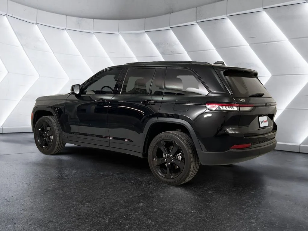 Used 2023 Black Jeep Altitude image 6