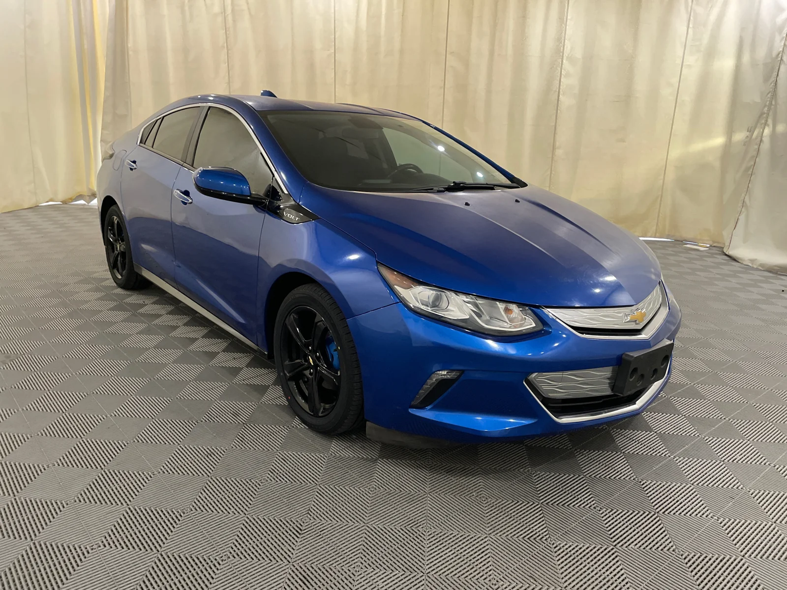 Used 2018 Kinetic Blue Metallic Chevrolet LT image 3