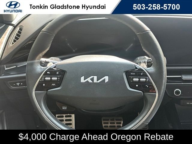 Used 2023 Snow White Pearl Kia Wave image 28