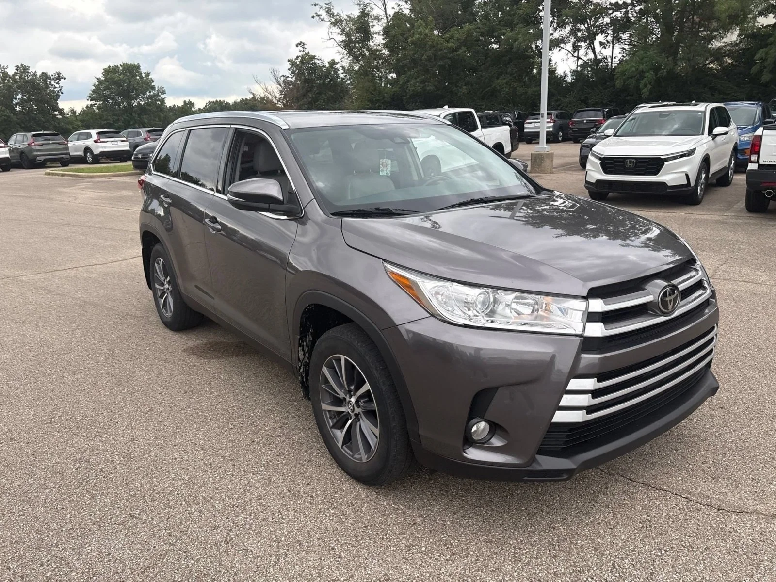 Used 2019 Predawn Gray Mica Toyota XLE image 16