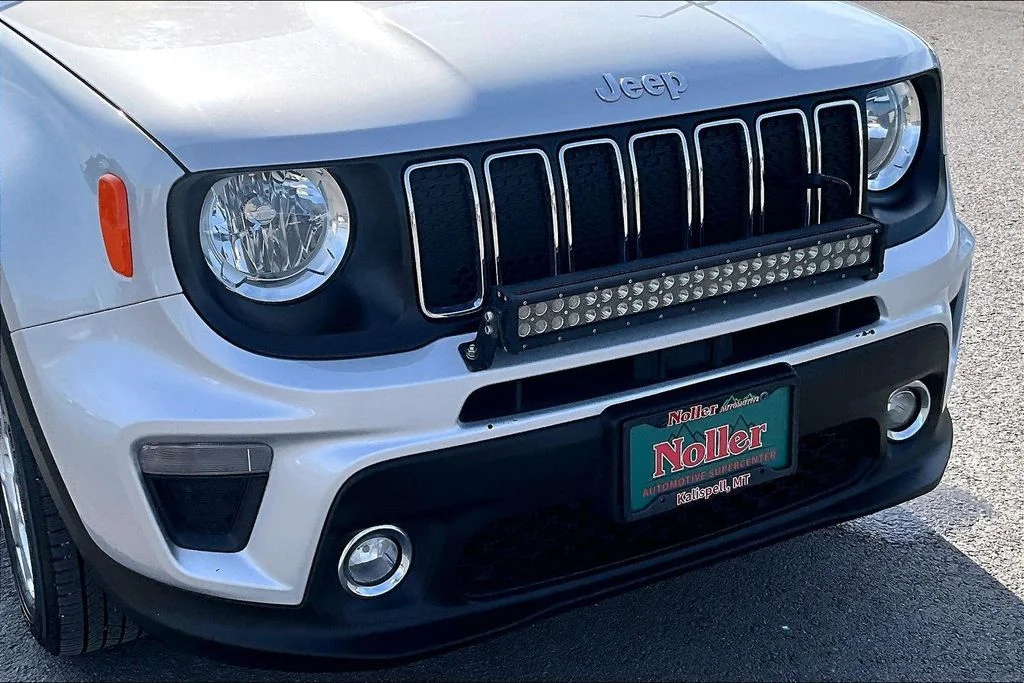 Used 2021 Silver Jeep Latitude image 27