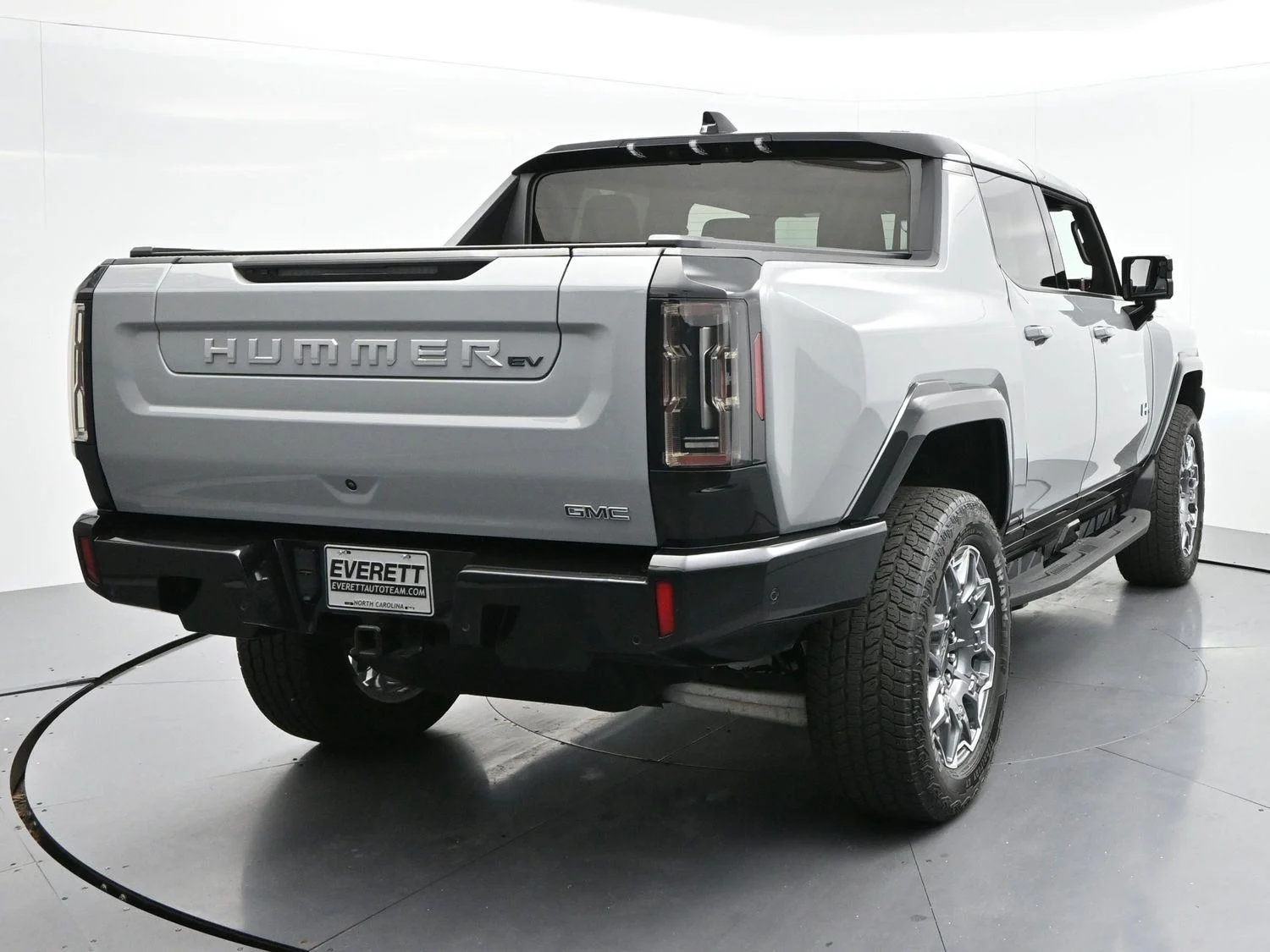 Used 2024 Meteorite Metallic (Grey) GMC 3X image 4