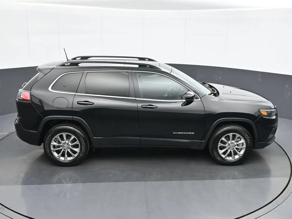 Used 2022 Black Jeep Latitude Lux image 22