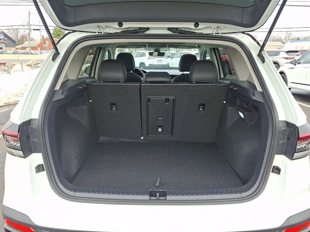 Used 2025 White Volkswagen 1.5T SE Black image 30