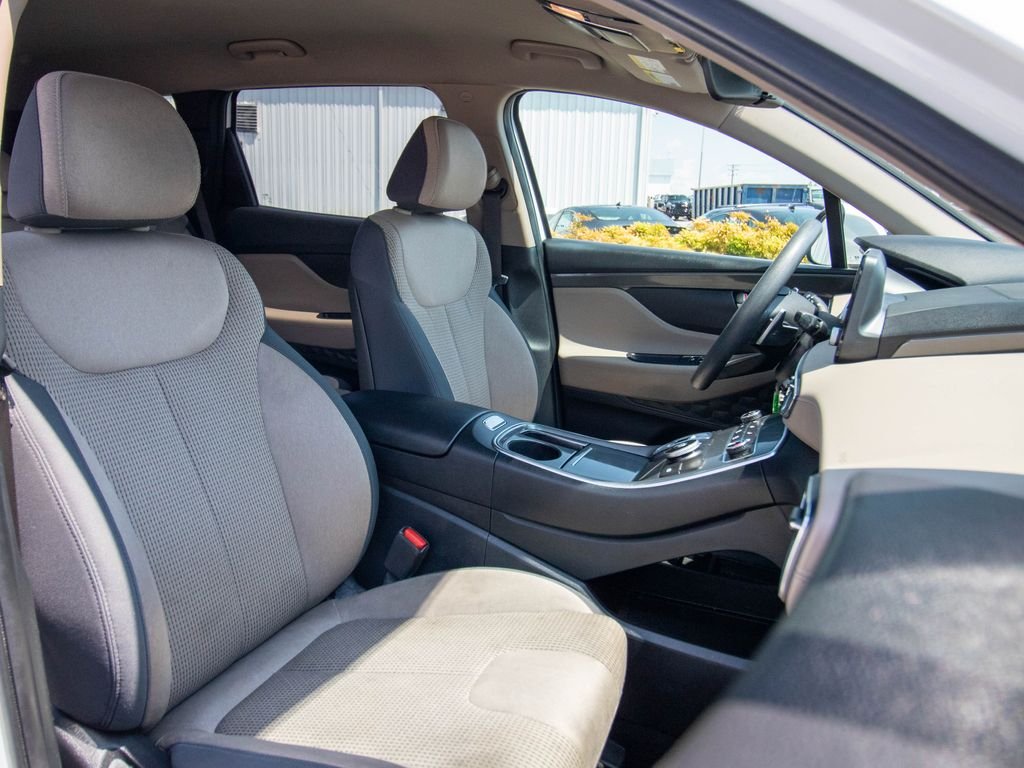 Used 2023 White Hyundai SE image 19