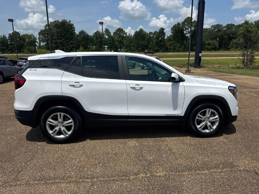 Used 2024 White GMC SLE image 10