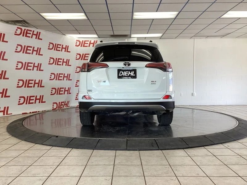 Used 2018 White Toyota XLE image 6