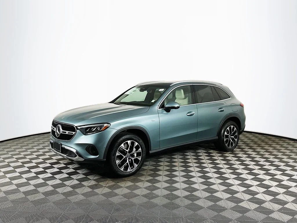 Used 2025 Gray Mercedes-Benz GLC 350e image 3