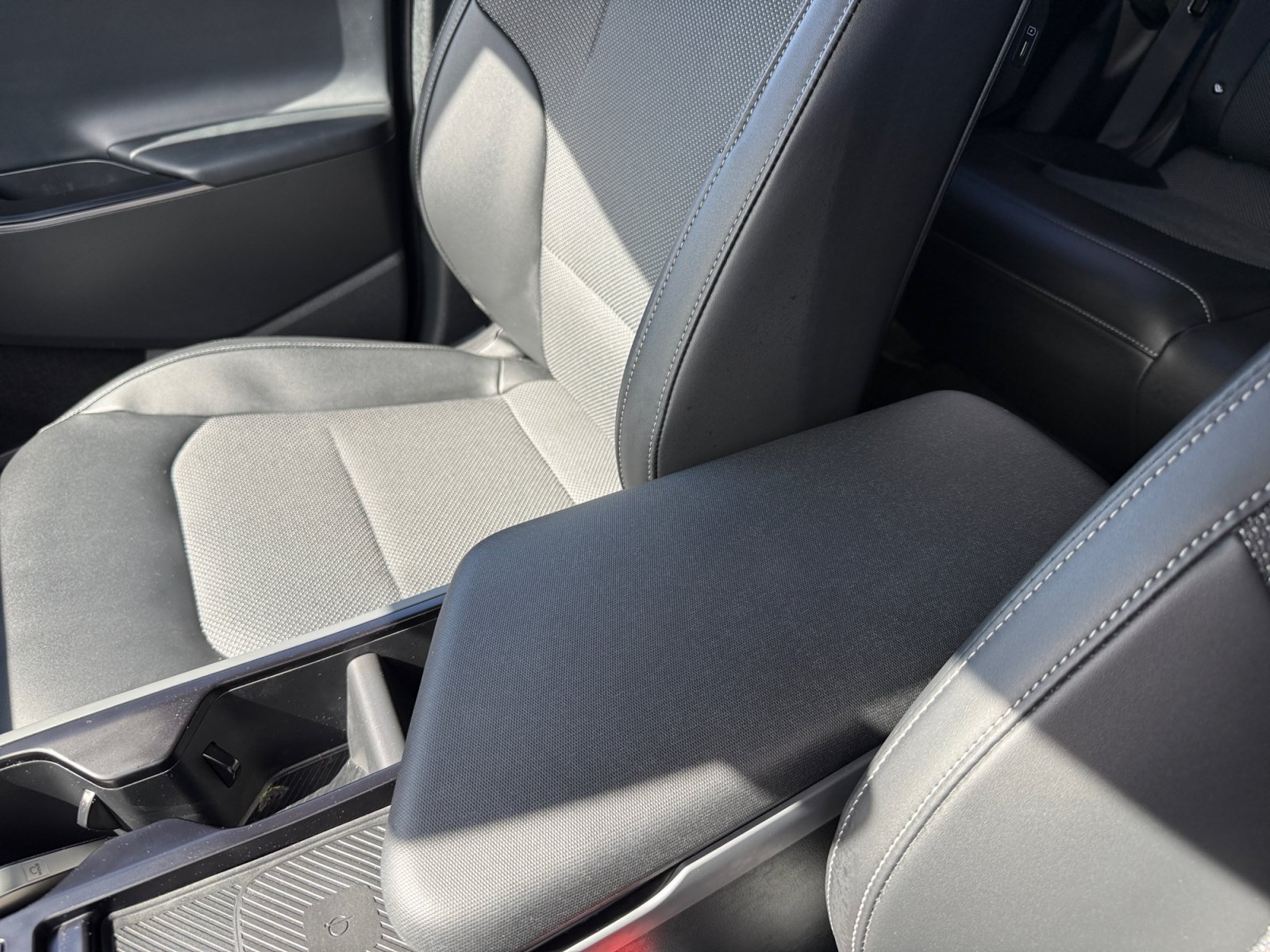 Used 2025 Glacier White Pearl Kia Light image 14