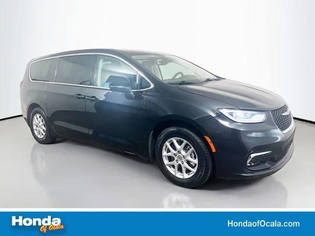 2023 Chrysler Pacifica Touring L's photo