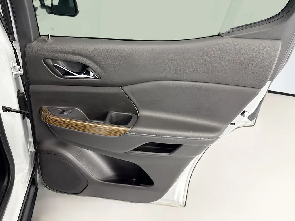 Used 2023 White GMC SLE image 26