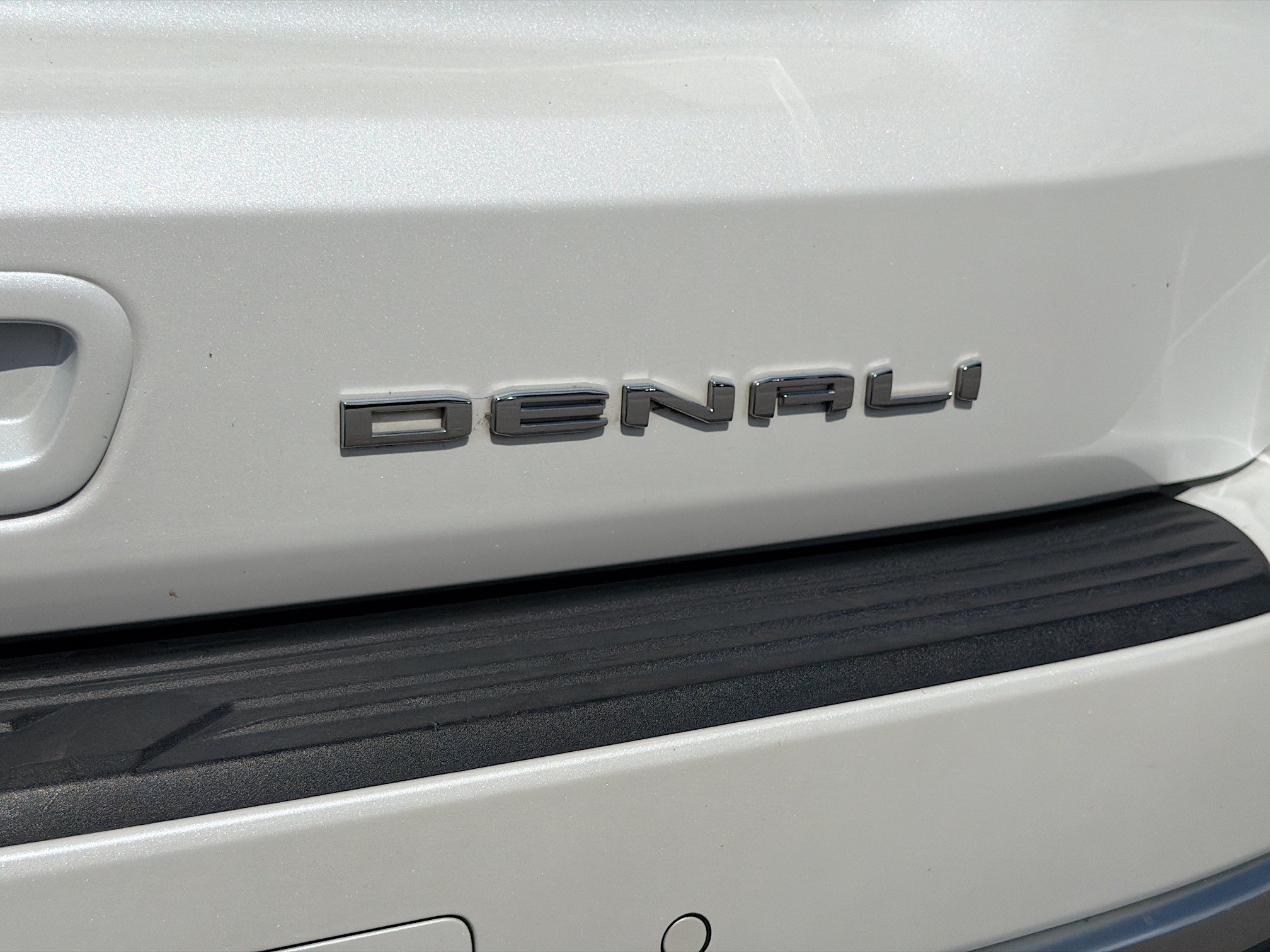 Used 2022 White Frost Tricoat GMC Denali image 49