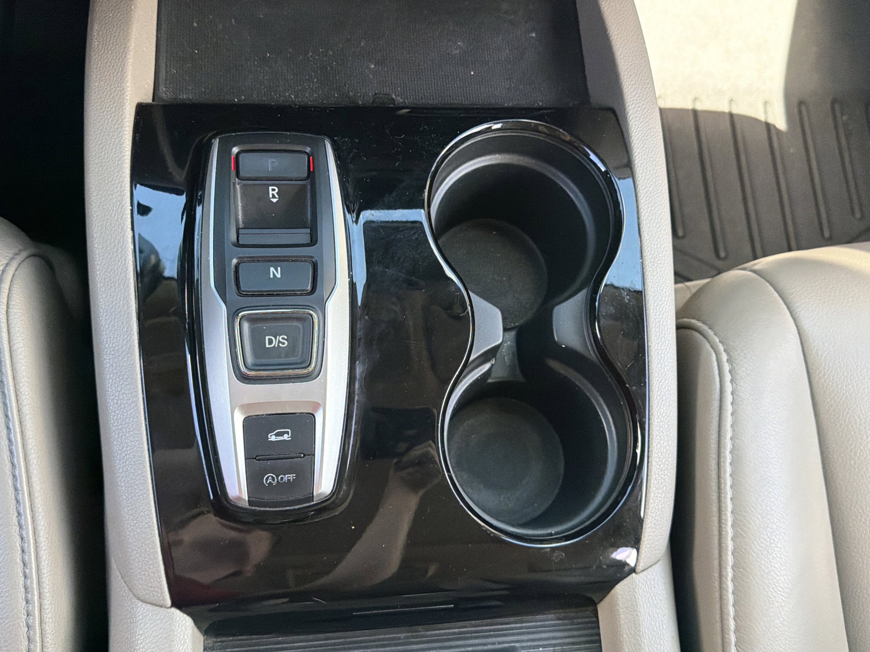 Used 2016 White Diamond Pearl Honda Touring image 15