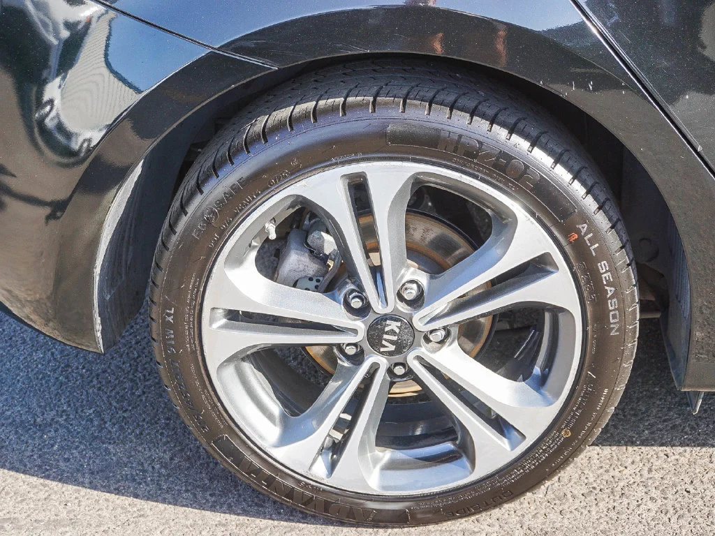 Used 2016 Black Kia EX image 8