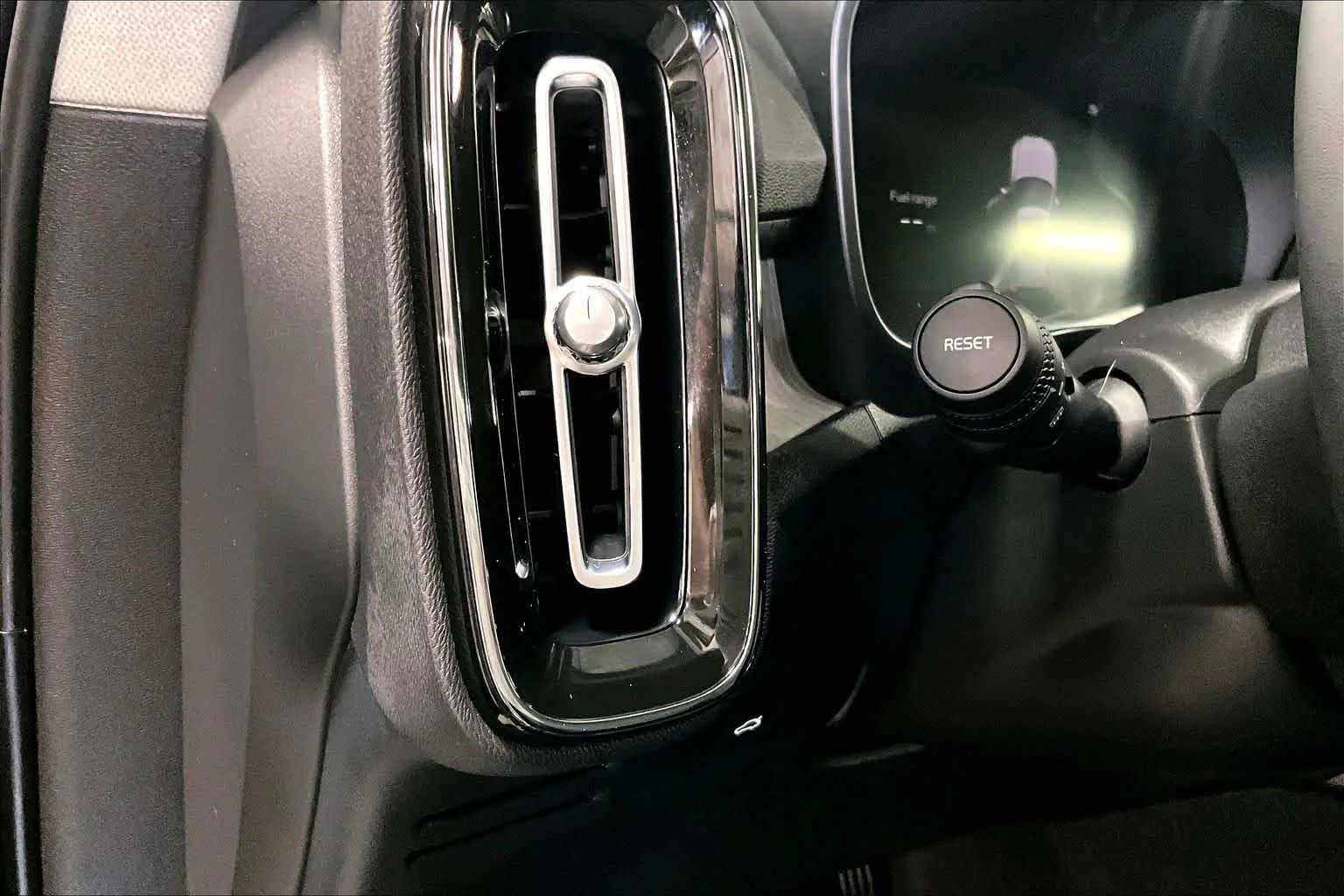 Used 2024 Onyx Black Metallic Volvo Plus Dark Theme image 33