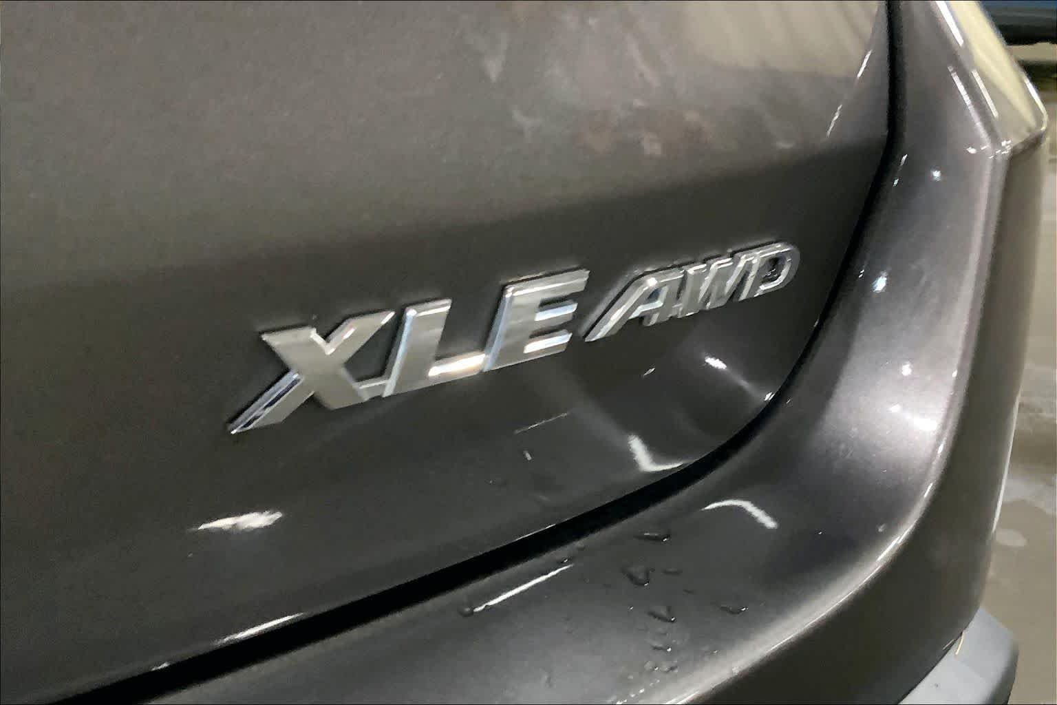 Used 2018 Predawn Gray Mica Toyota XLE image 10