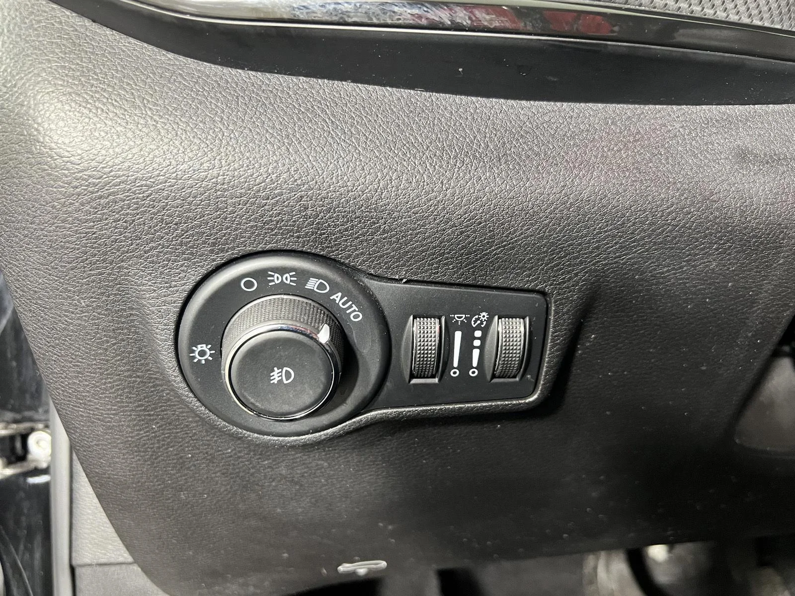 Used 2023 Diamond Black Crystal Pearlcoat Jeep Trailhawk image 14
