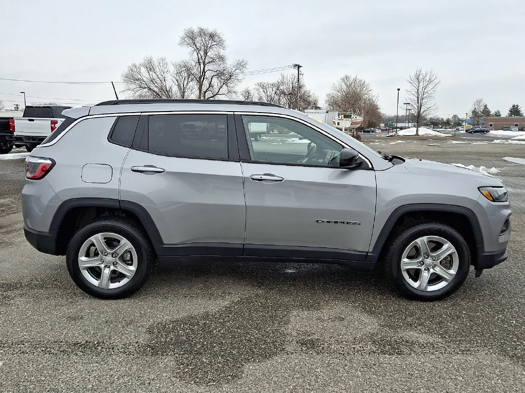 Used 2023 Billet Silver Metallic Clearcoat Jeep Latitude image 13