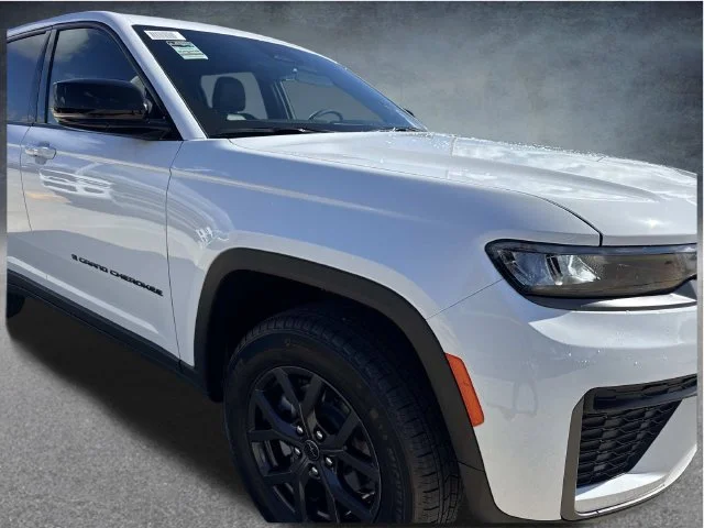 New 2027 Bright White Clear-Coat Paint Jeep Laredo Altitude image 3