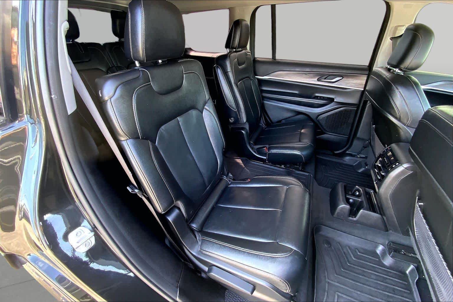 Used 2023 Rocky Mountain Pearlcoat Jeep Limited image 18