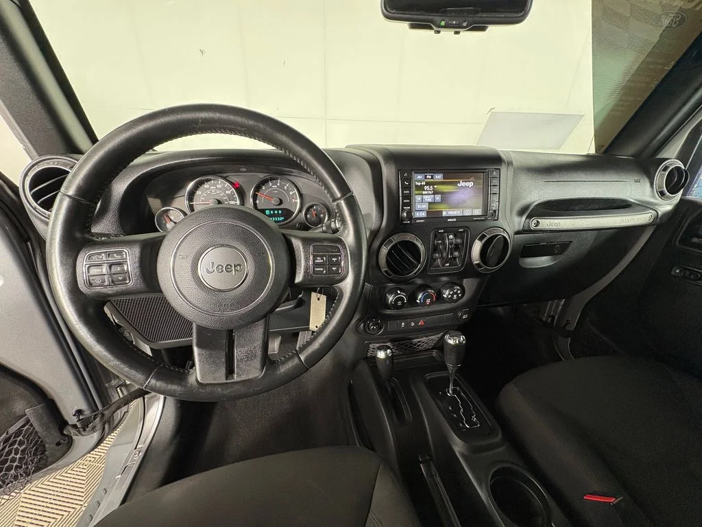 Used 2016 Silver Jeep Unlimited Sport image 9
