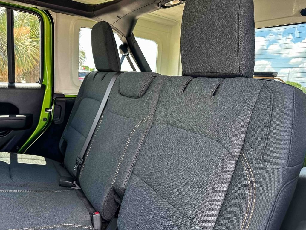 Used 2025 Green Jeep Sport S image 19