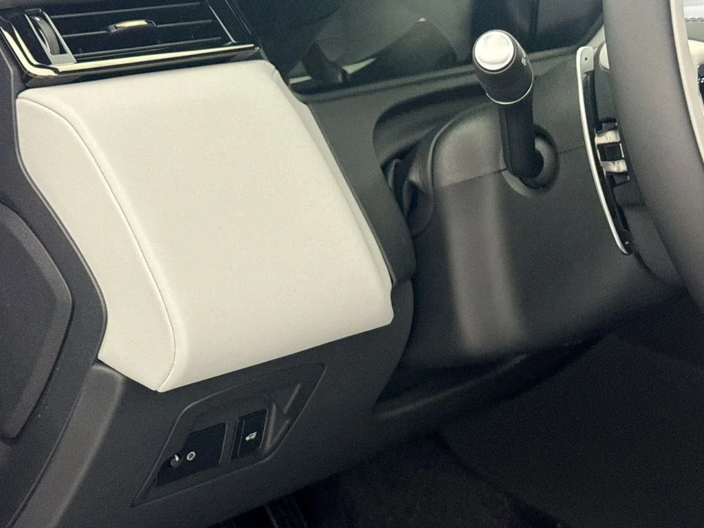 New 2026 Fuji White Land Rover S image 10