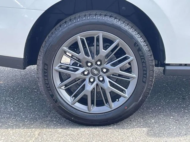 New 2027 Star White Metallic Tri-Coat Ford Platinum image 7