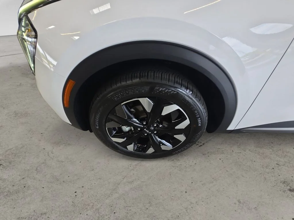Used 2023 White Kia X-Line image 13