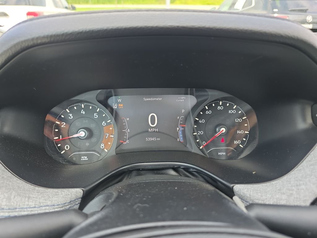 Used 2022 Silver Jeep Latitude image 17