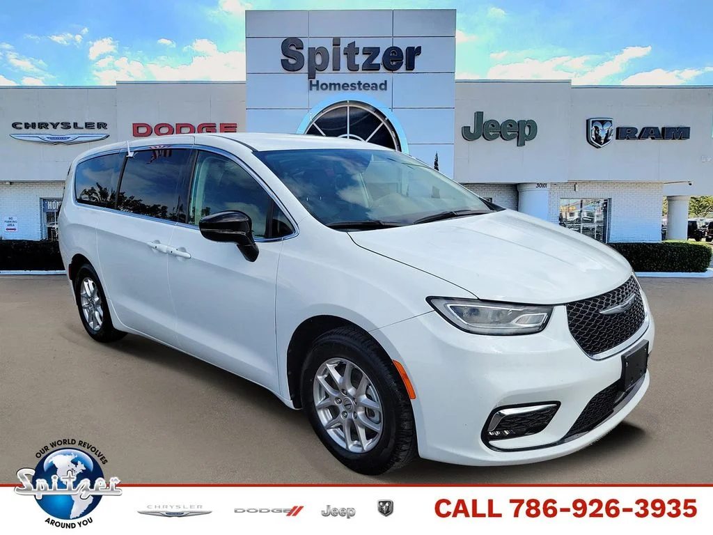 2024 Chrysler Pacifica Touring L's photo