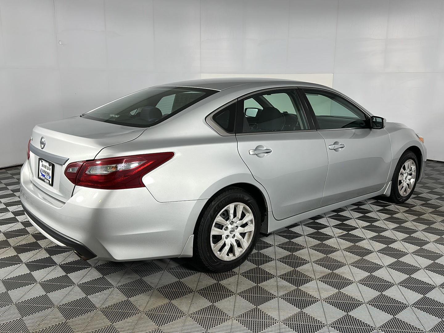 Used 2018 Brilliant Silver Nissan 2.5 S image 25