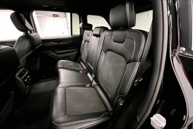 Used 2023 Diamond Black Crystal Pearlcoat Jeep Altitude X image 25