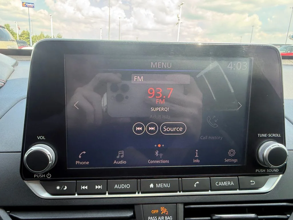 Used 2020 Red Nissan 2.5 SR image 26