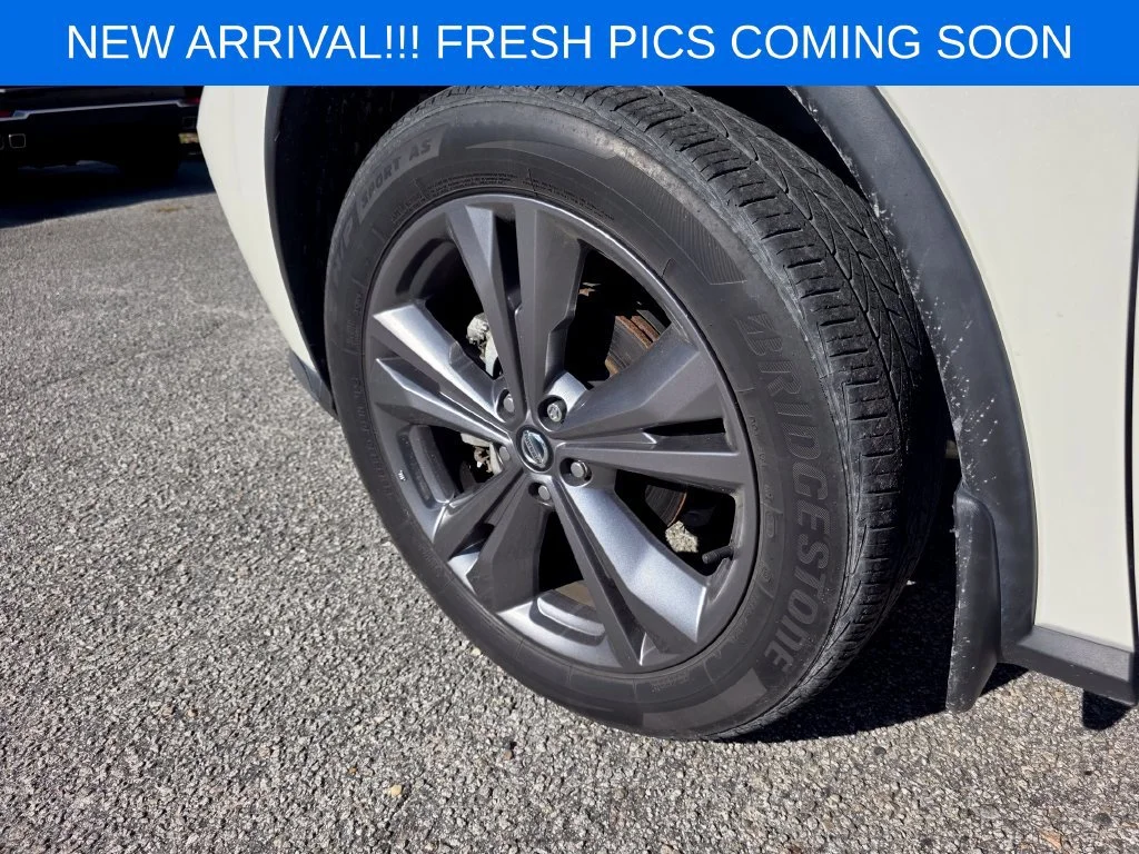 Used 2021 White Nissan Platinum FWD image 6
