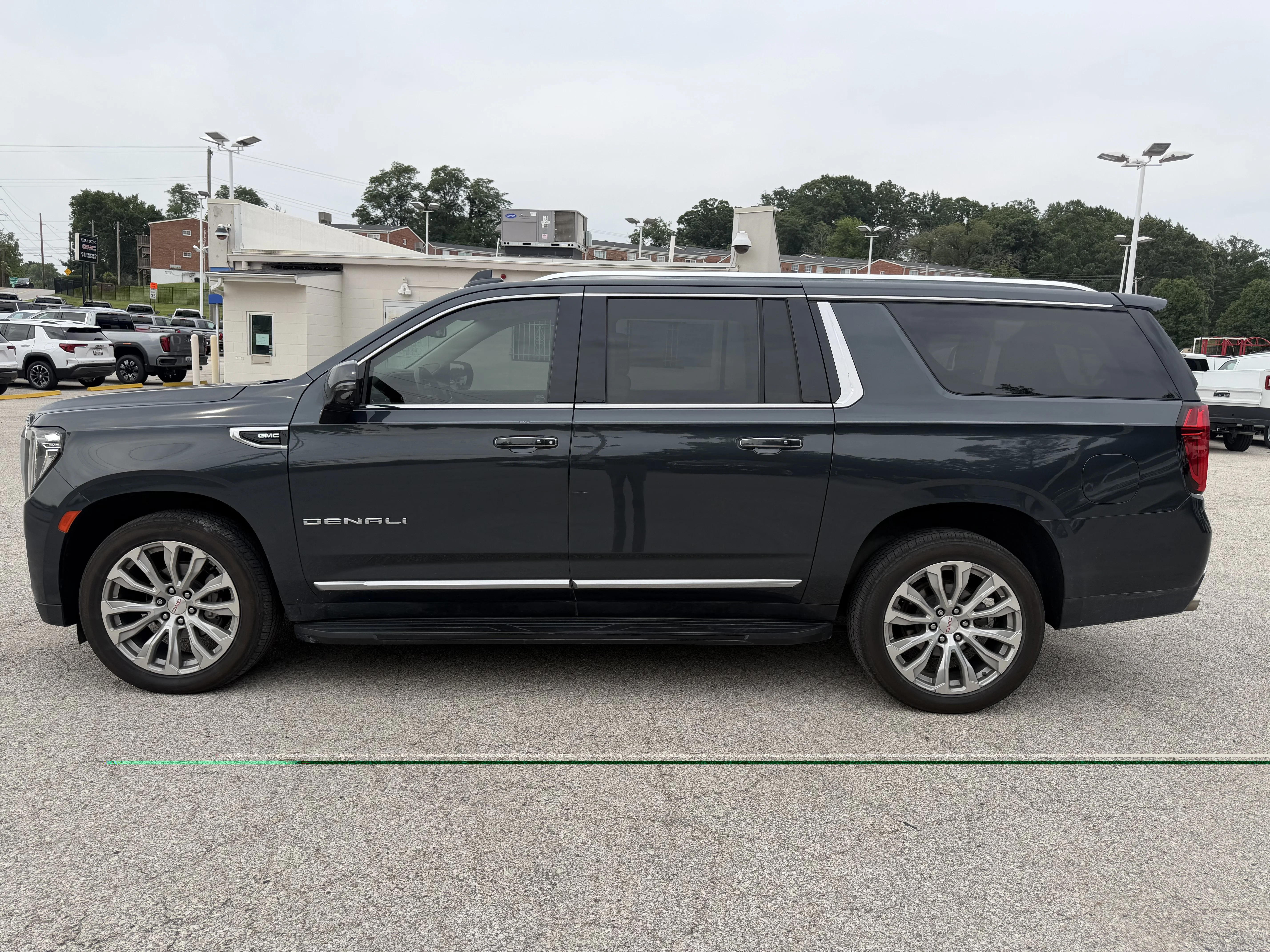 Used 2022 Hunter Metallic GMC Denali image 4