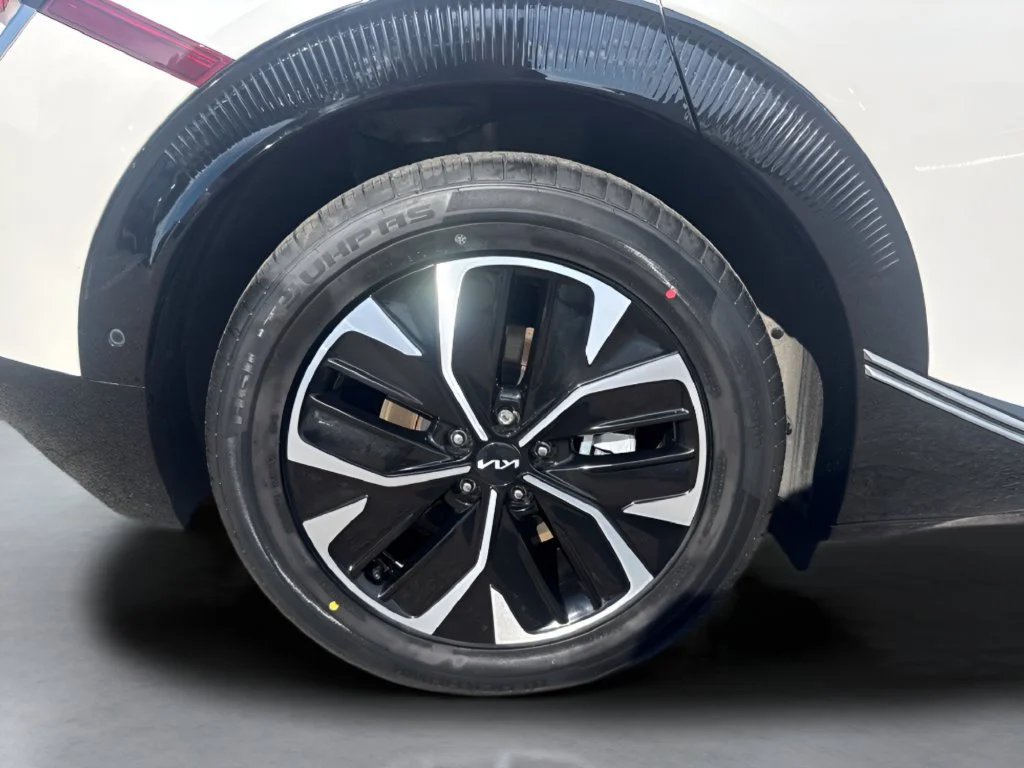 Used 2023 White Kia Wind image 34