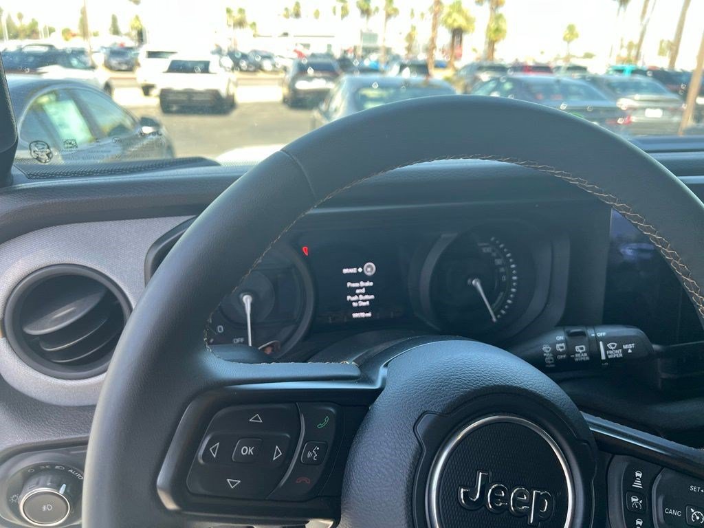 Used 2024 Earl Clearcoat Jeep Sport S image 2