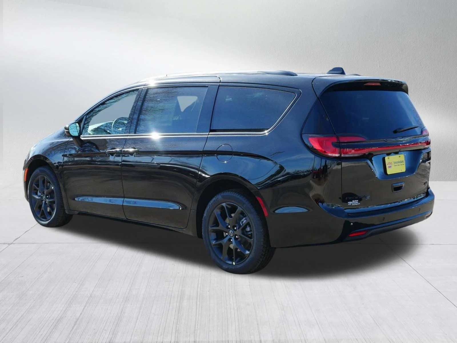 New 2026 Diamond Black Crystal Pearl-Coat Exterior Paint Chrysler Select image 5