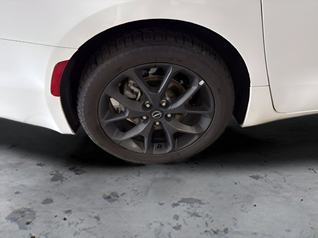 Used 2025  Chrysler Limited image 30
