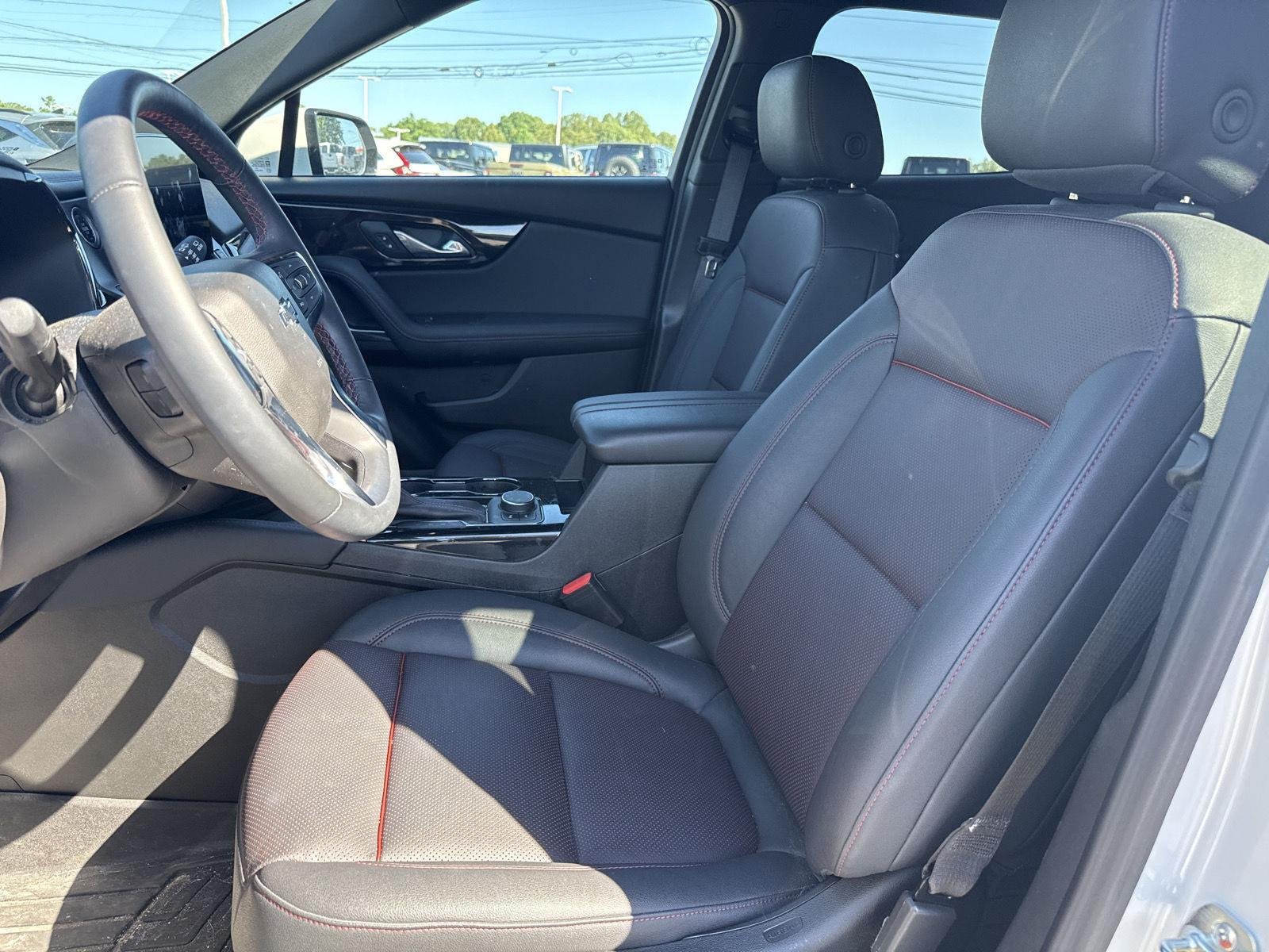 Used 2025 Iridescent Pearl Tricoat Chevrolet RS image 8