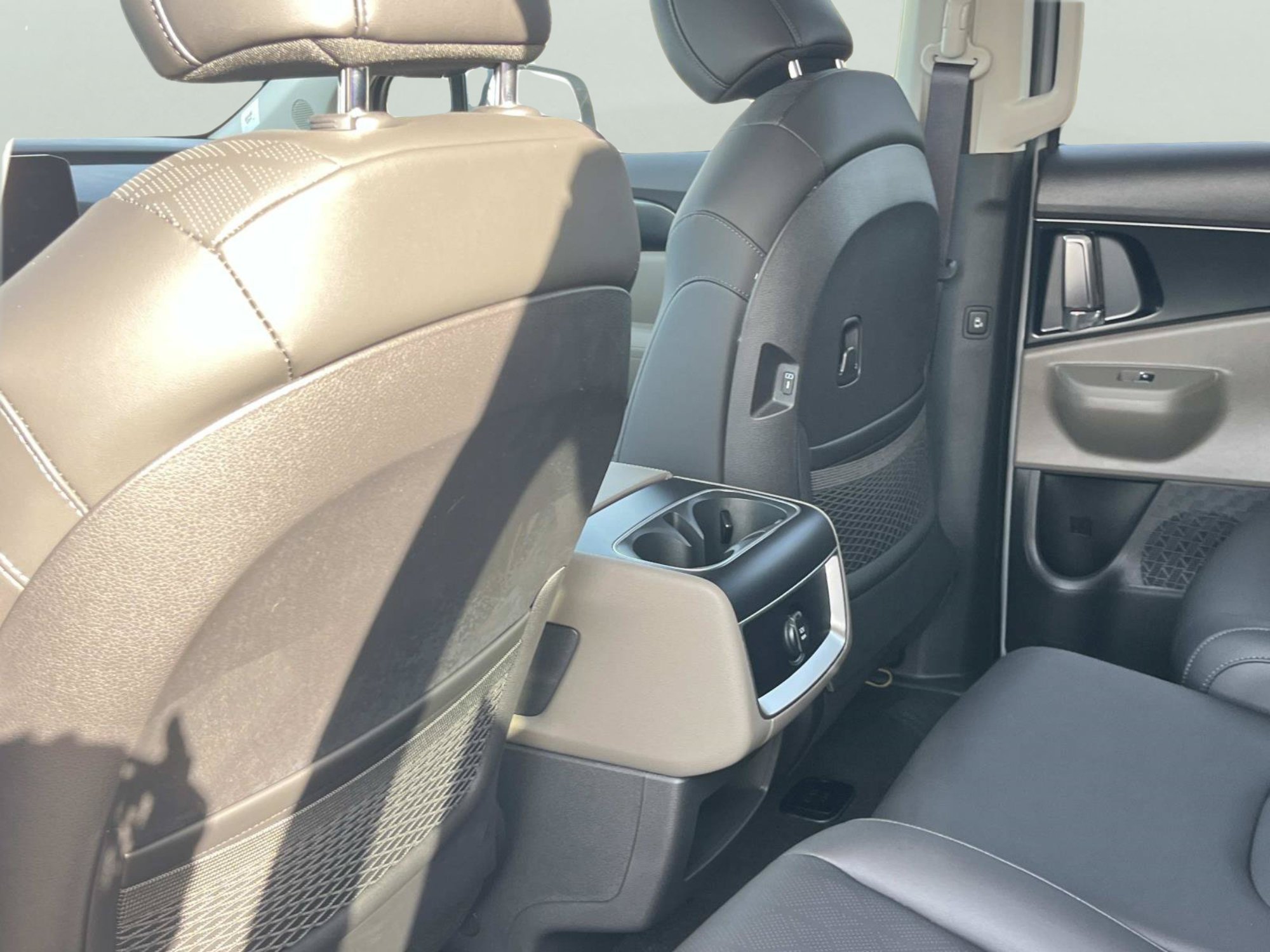 New 2027 Ceramic Silver Kia LXS image 17