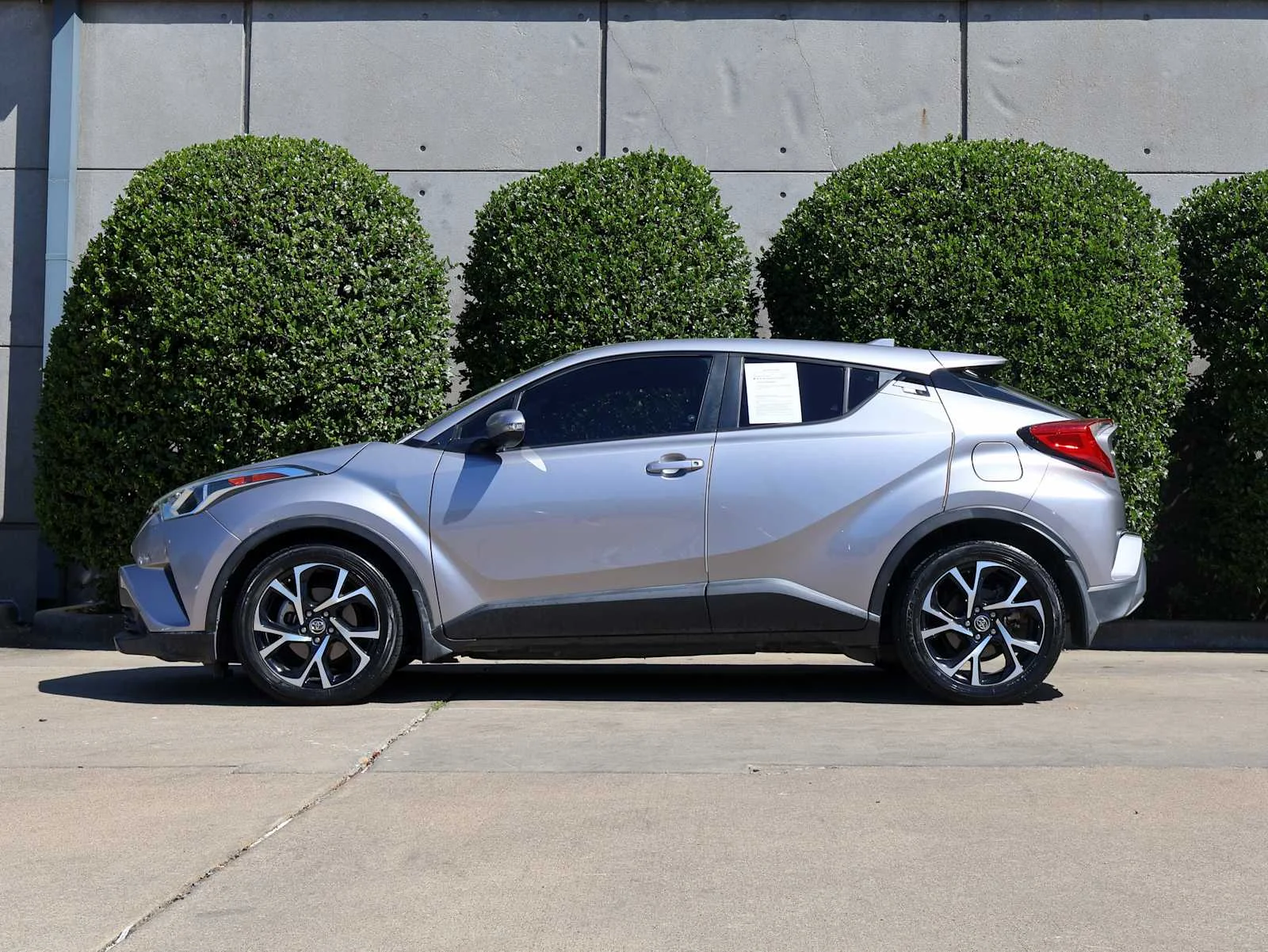 Used 2018 Silver Knockout Metallic Toyota XLE Premium image 5